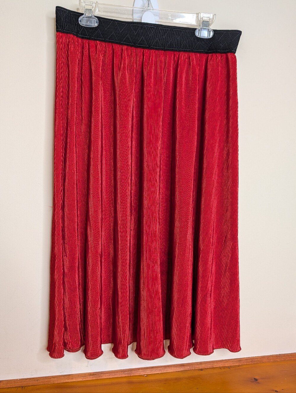 LuLaRoe Lucy Skirt Womens XL Red Pleated Maxi Scalloped Hem Black Waist USA